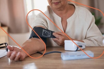 Kvinne med blodtrykksmåler på armen