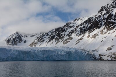 Isbre, fjell, fjord og himmel på Svalbard