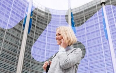 Bilde som viser en kvinne som snakker i mobilen utenfor EU-bygget i Brussel