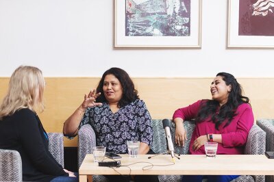 Tre kvinner sitter i en sofagruppe og samtaler med en mikrofon og opptaker på bordet