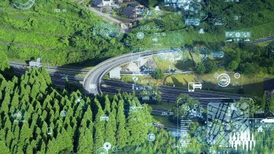 Overblikk over motorveiavkjørsel med gjennomsiktige illustrasjoner av digitale elementer opppå