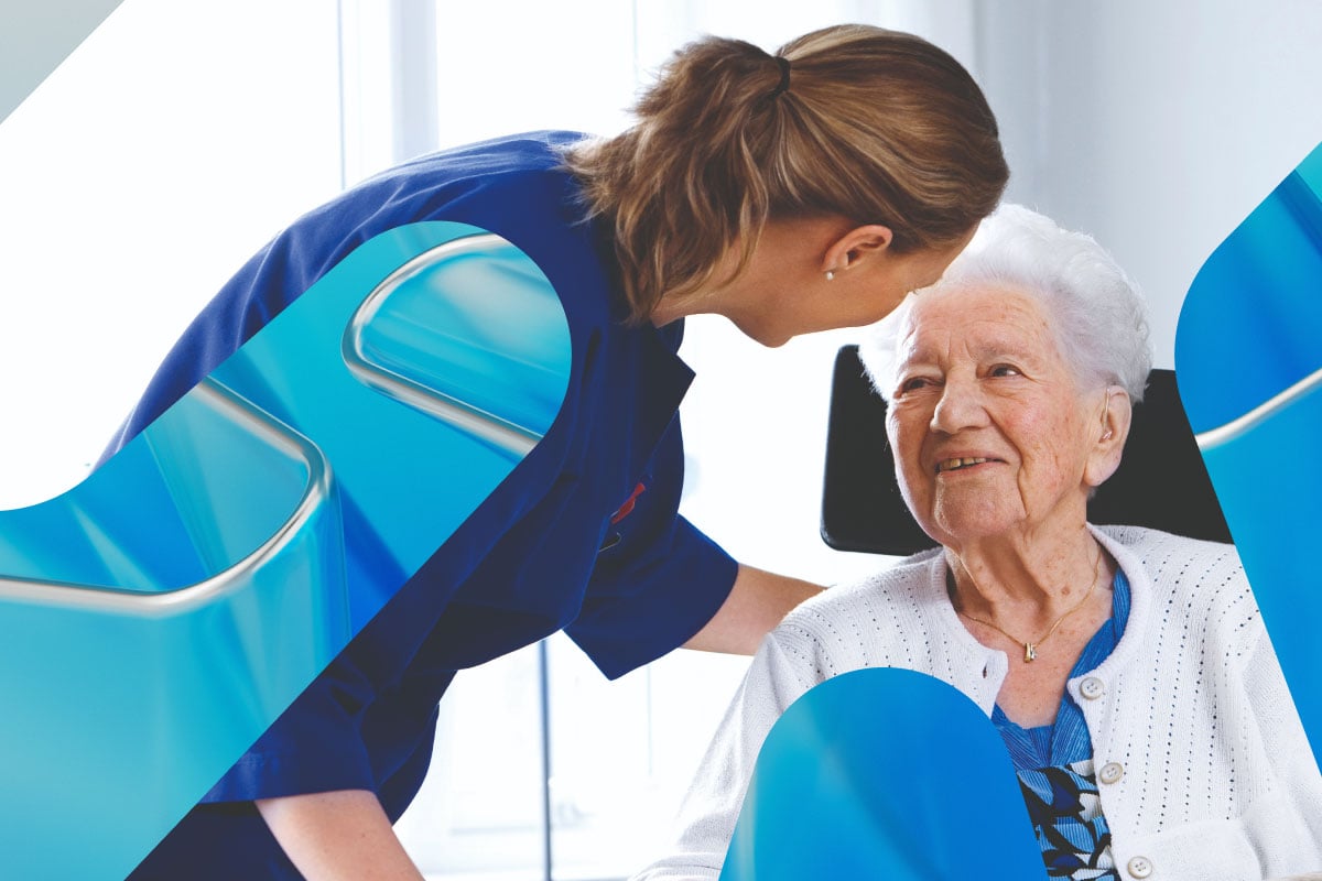 Kvinnelig sykepleier tar vare på eldre dame.