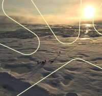 En gruppe forskere på havis i arktis. Solen skinner på himmelen