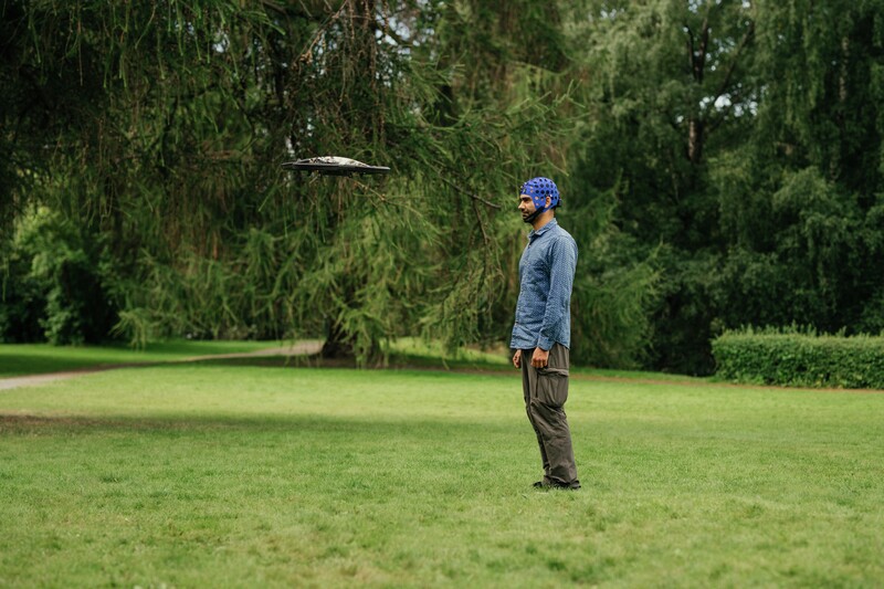 bilde av en mann som styrer en drone ved hjelp av en hette på hodet