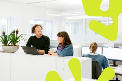 Tre ansatte på kontor med gul grafisk form over bildet