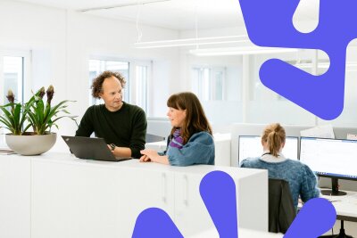 Tre ansatte i kontorlandskap med blå dubinform over bildet