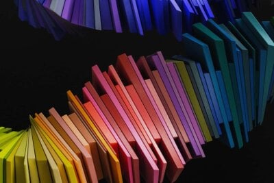 Abstrakte former i alle regnbuens farger som går nedover i en spiral