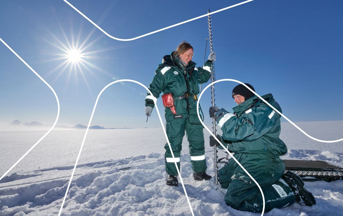 To forskere, Emily Geyman og Jack Kohler fra Norsk Polarinstitutt foretar massebalansemålinger på Holtedahlfonna på Svalbard. Det er sol og blå himmel